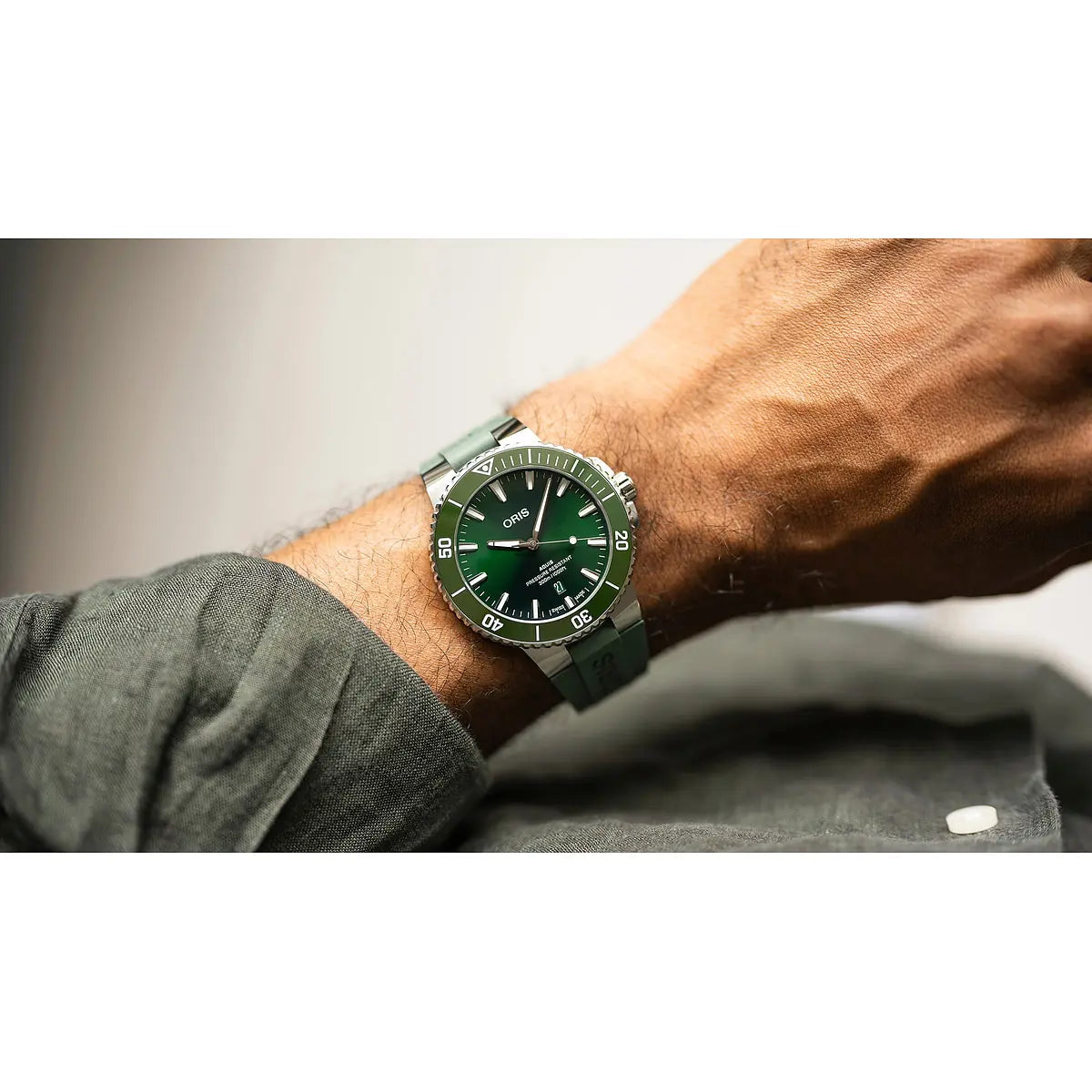 Oris Aquis Date Verde 01 733 7789 4157-07 4 23 37Fc